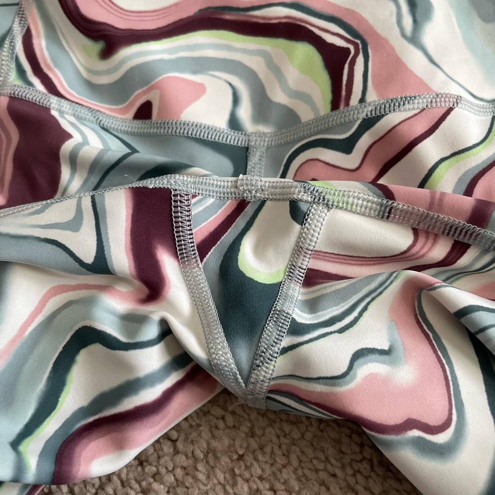 Athleta Ultimate Stash Pocket Printed Capri - Picture 10 of 11
